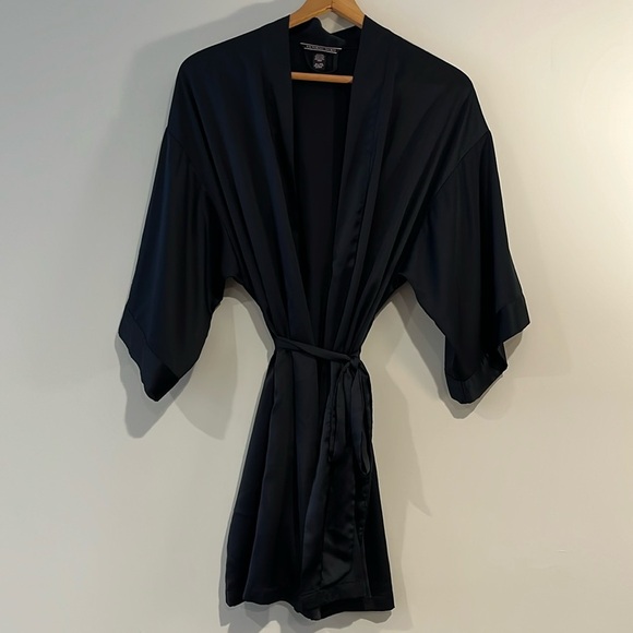 VICTORIA’S SECRET Short Black Silky Sexy Satin Wrap Robe Waist Tie V-Neck - Picture 2 of 8